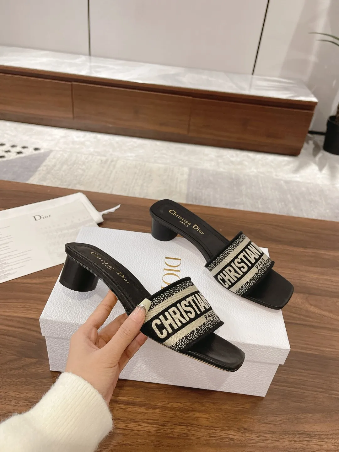 👟👟Ex-factory price 440👟👟 Women's Shoes Women's Clothing Women's Shoes Women's Clothing Women's Shoes Women's Clothes Women's Shoes Women's Clothing Dior • Dior 2025 DWAY spring and summer new one-word embroidered slippers version CD letter logo three-dimensional embroidery cylindrical heel sandals Square toe thick heel jelly color open-toe slippers Upper: Original consistent high-temperature water-soluble cotton electric embroidery technology silk fabric Lining: water-dyed sheepskin lining Outsole: Italian leather outsole Heel height: 3.5CM Size: 35-40
